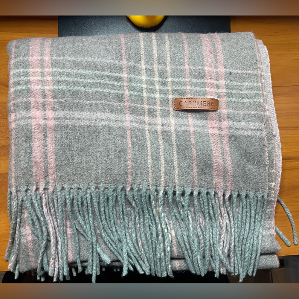 Plush Cashmere-Label Plaid Fringe Wrap Scarf in Gray and Pink